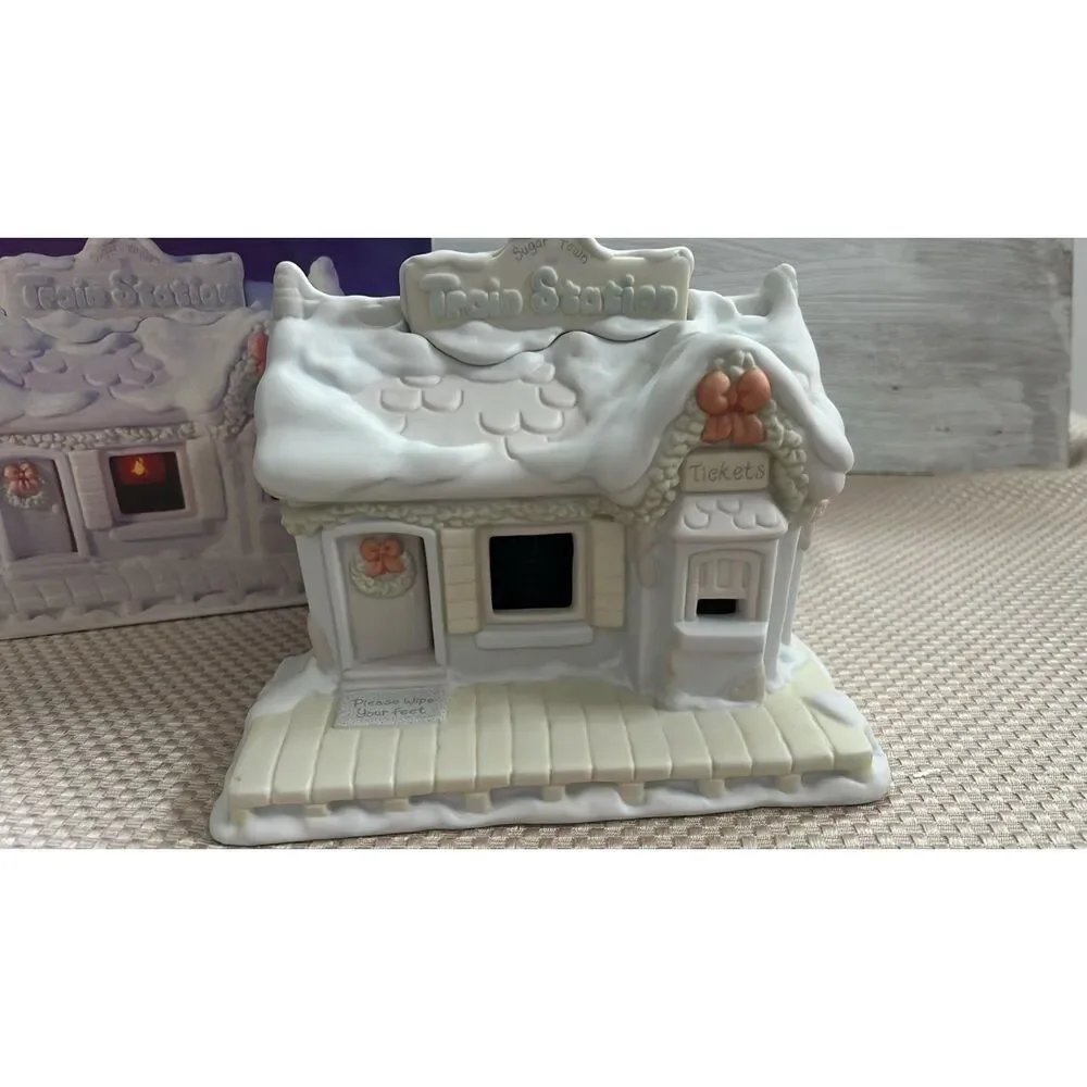 Precious Moments Sugar Town Lighted Train Station Porcelain 1995
